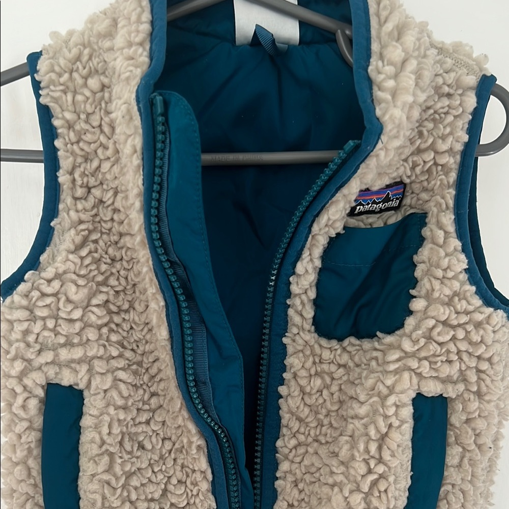 Patagonia Cream Sherpa Vest with Teal Trim - Picture 4 of 5